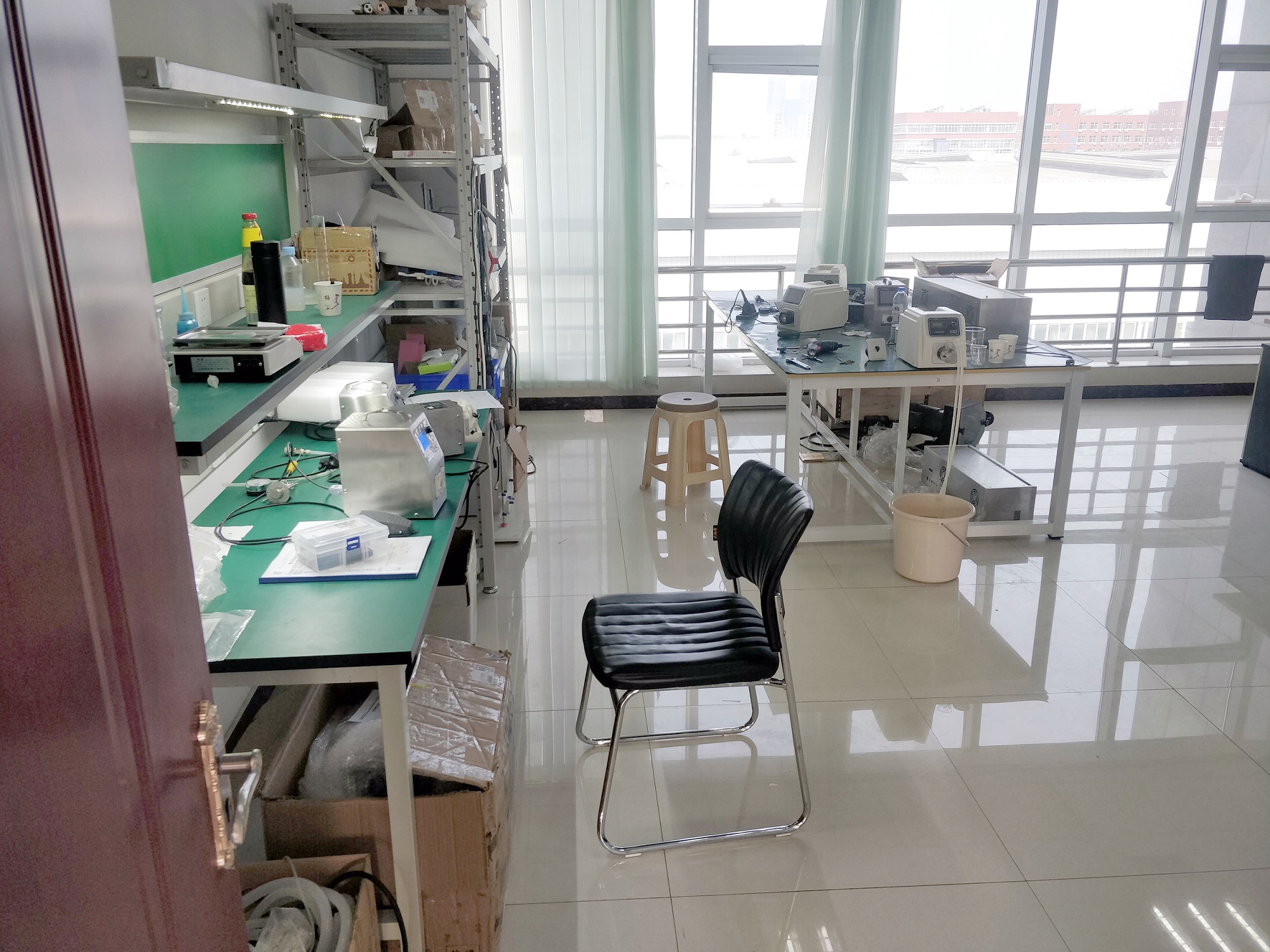 一個(gè)實(shí)驗(yàn)臺(tái)